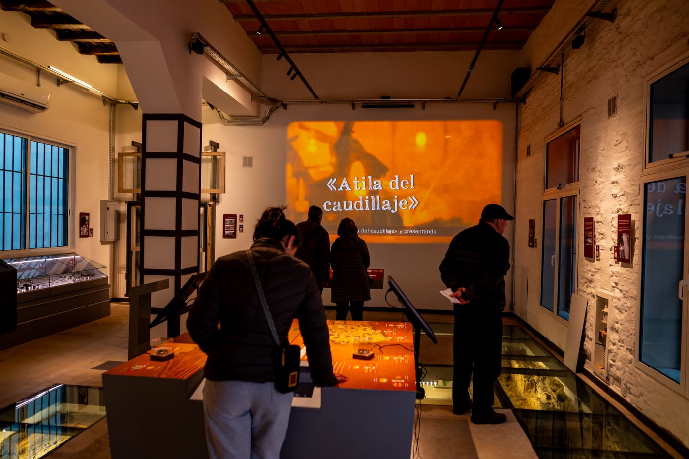 Sala proyección y visitantes